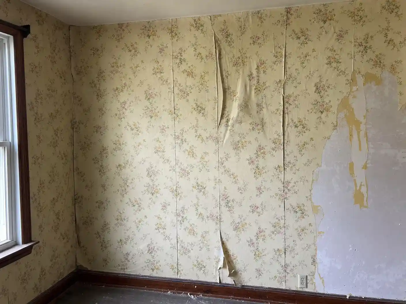 Room before wallpaper installation